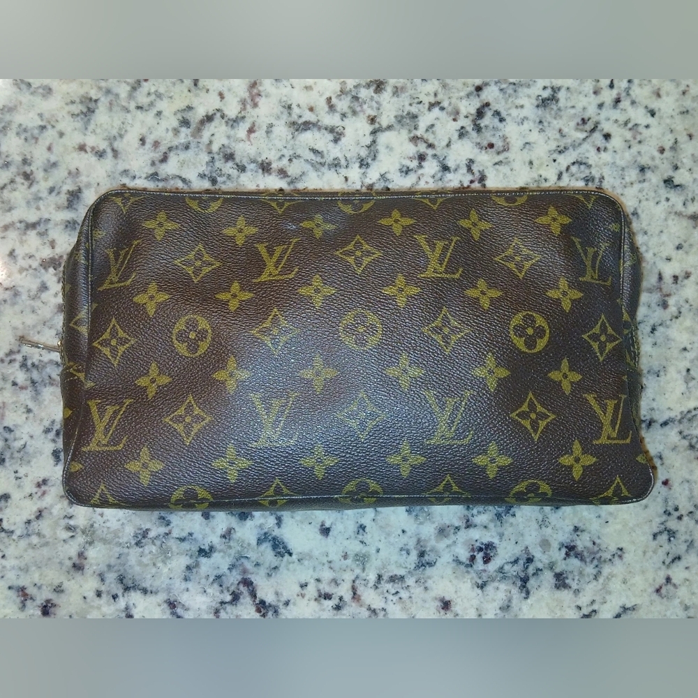 LOUIS VUITTON VINTAGE MAKEUP BAG - Picture 1 of 13